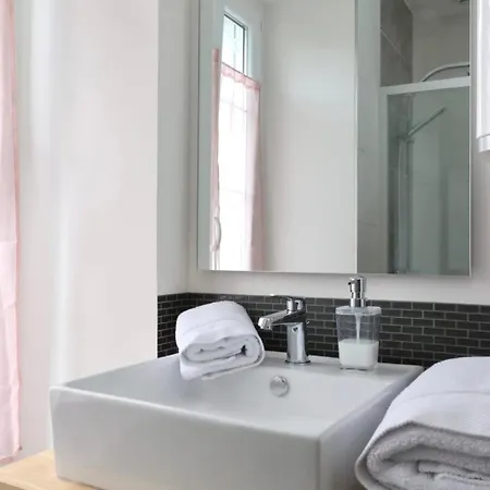 L'ocre- Cosy Street Apartment